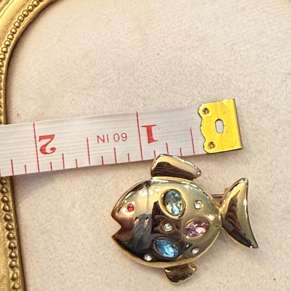 Vintage Small Gold Tone Fish Brooch Colorful Rhinestones Whimsical Fun - Picture 3 of 7